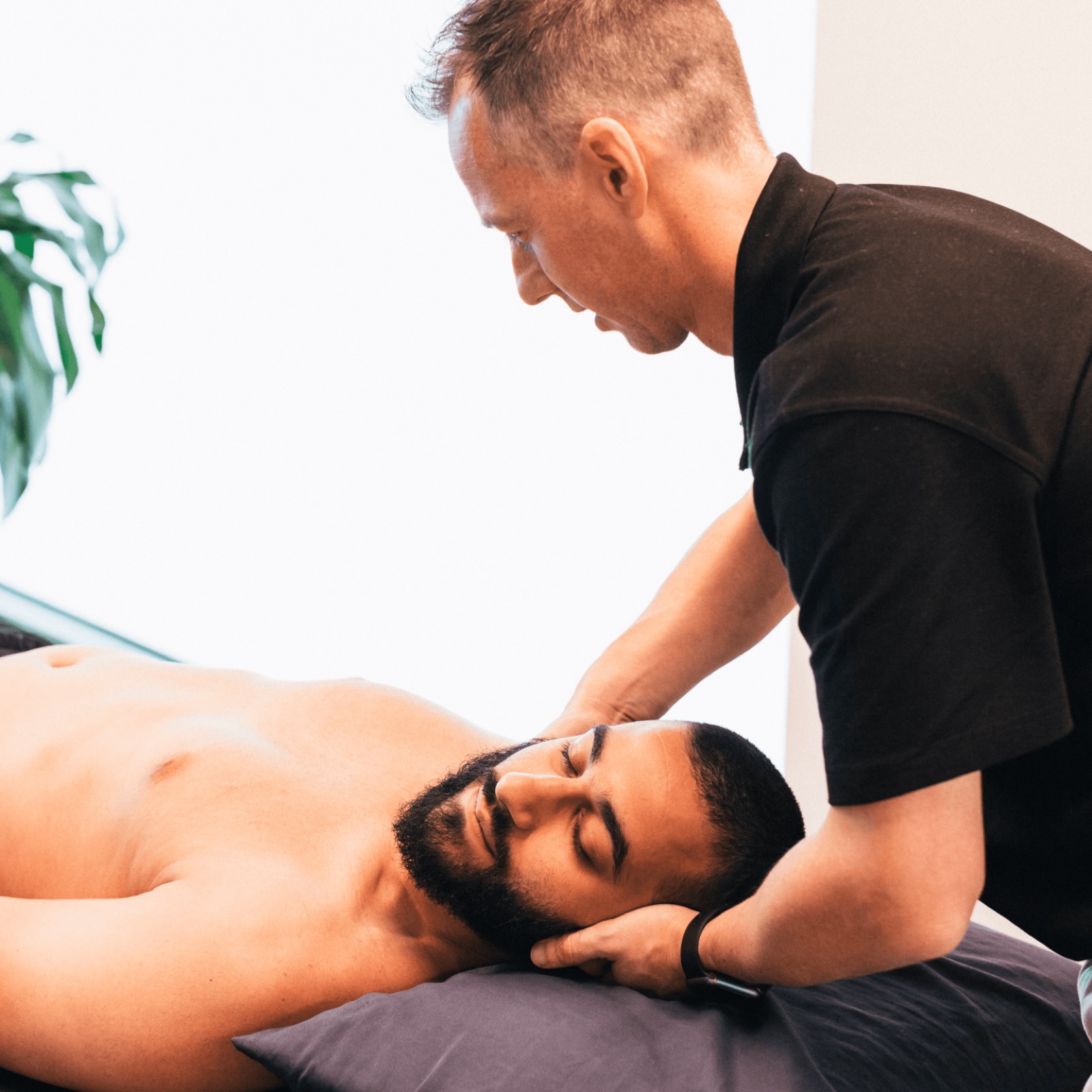 Performe clinician performing a concussion assessment on a patient
